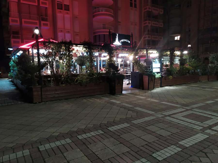 Devanture de nuit du restaurant l'Alkazar